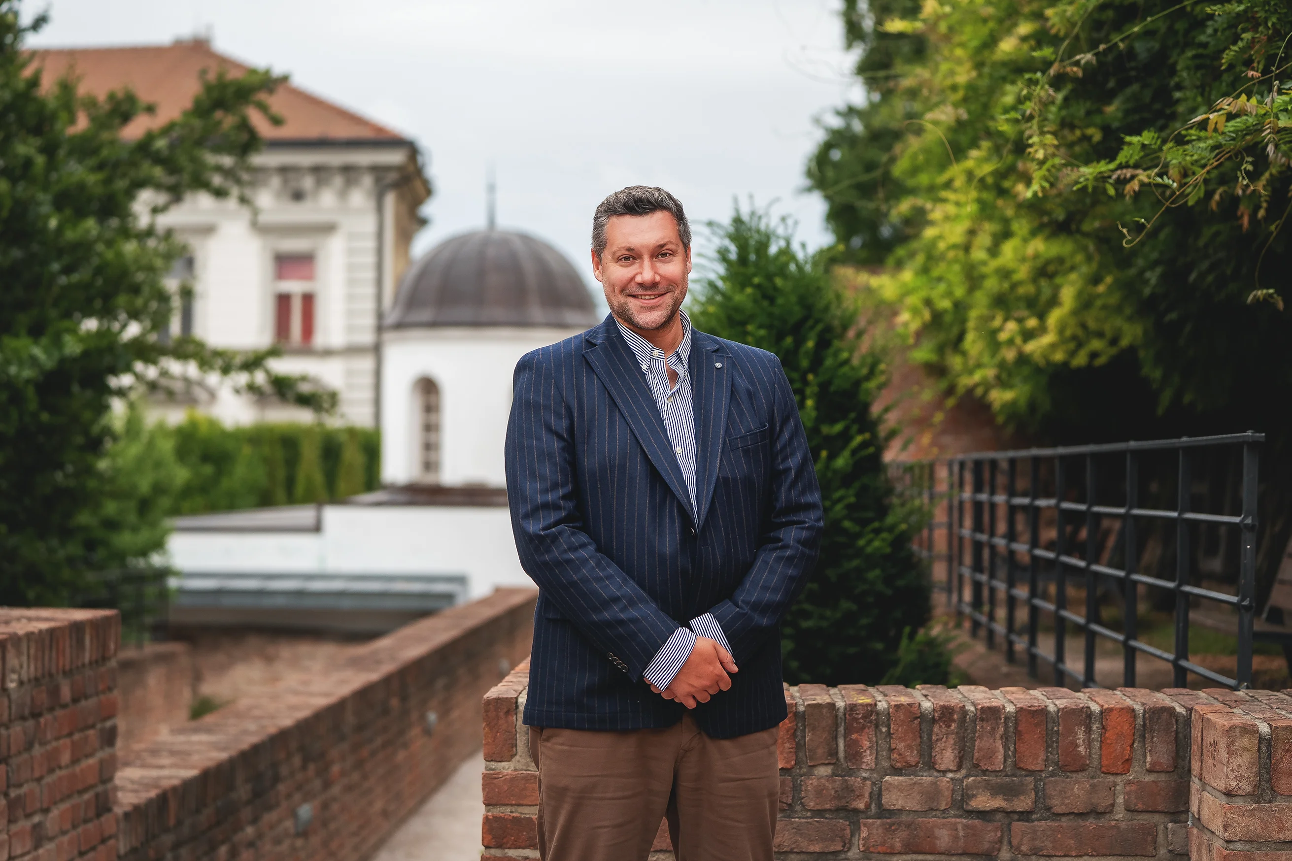 Lukáš Fiedler na terasách mezi městskými stavbami a zelení